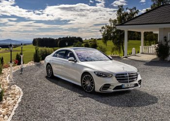 Revolutionizing Luxury: How the Mercedes-Benz S-Class Dominates with Advanced Technology and Performance