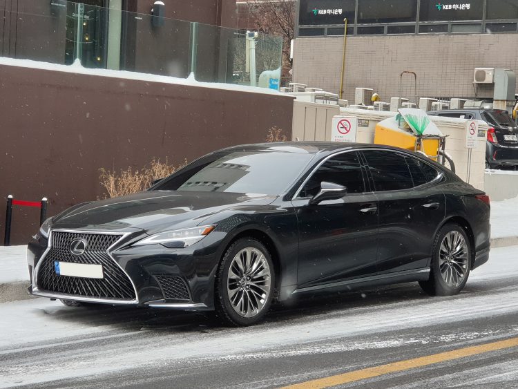 What’s More Comfortable Than Your Living Room? Driving This Sedan, Apparently!