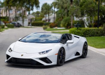 McLaren 720S vs Lamborghini Huracán EVO: Who Dominates the Track in the Battle of Supercar Titans?