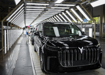 What Makes This Multi-Purpose Passenger Vehicle Perform Exceptionally Well in Both City and Long-Distance Travel?