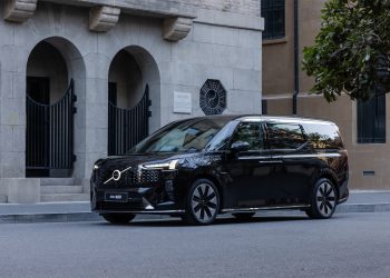How to Choose a Luxury MPV That Balances Comfort and Practicality for Family and Business Needs?
