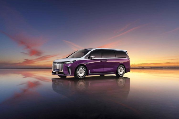 How Does the Space Design of Luxury MPVs Perfectly Support Family Trips and Business Travel?