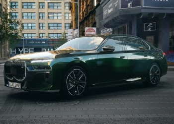 How Do Luxury Sedans Deliver the Perfect Blend of Performance and Comfort?